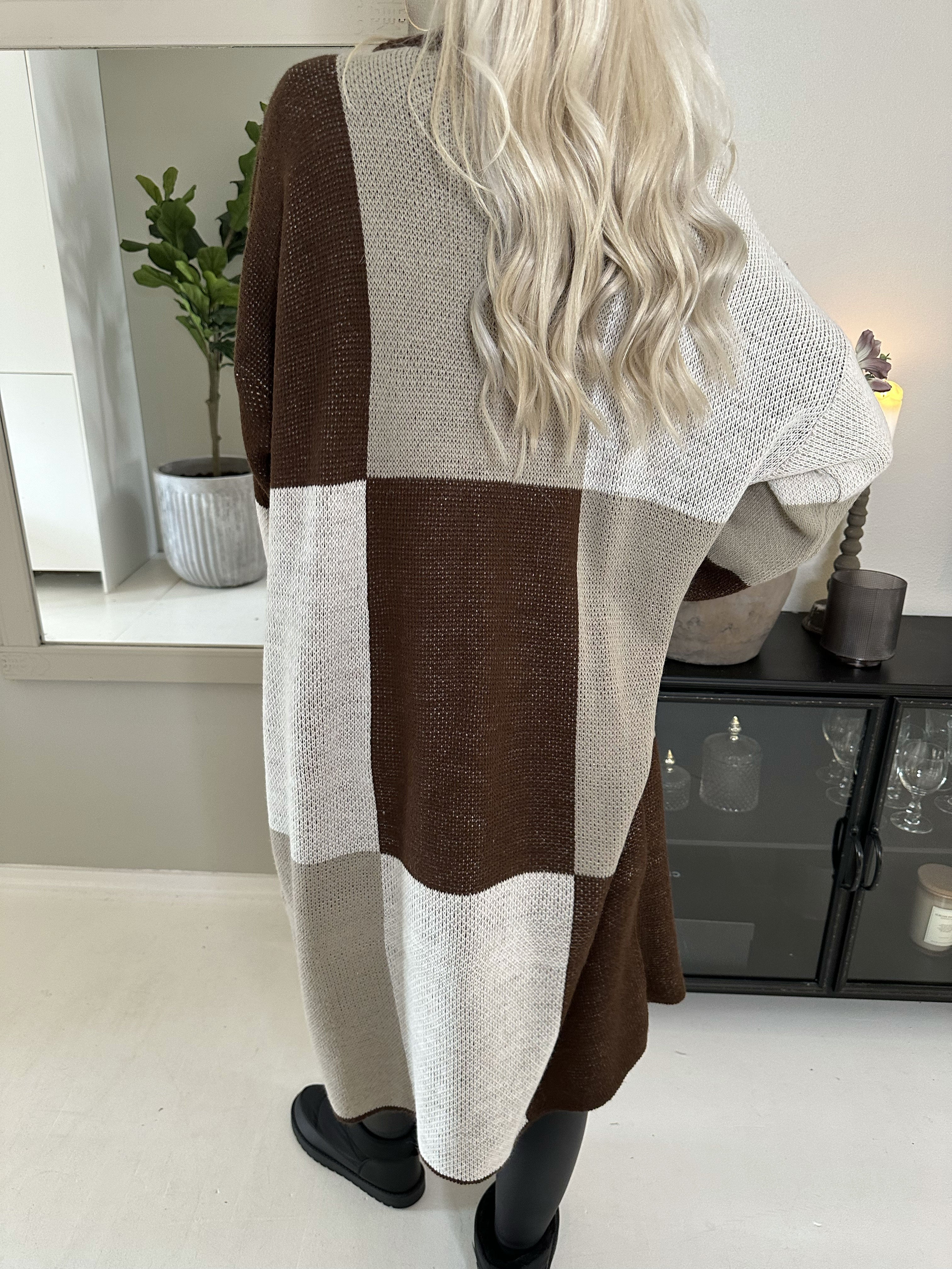 Malika - Lång rutig stickad klänning med rullkrage